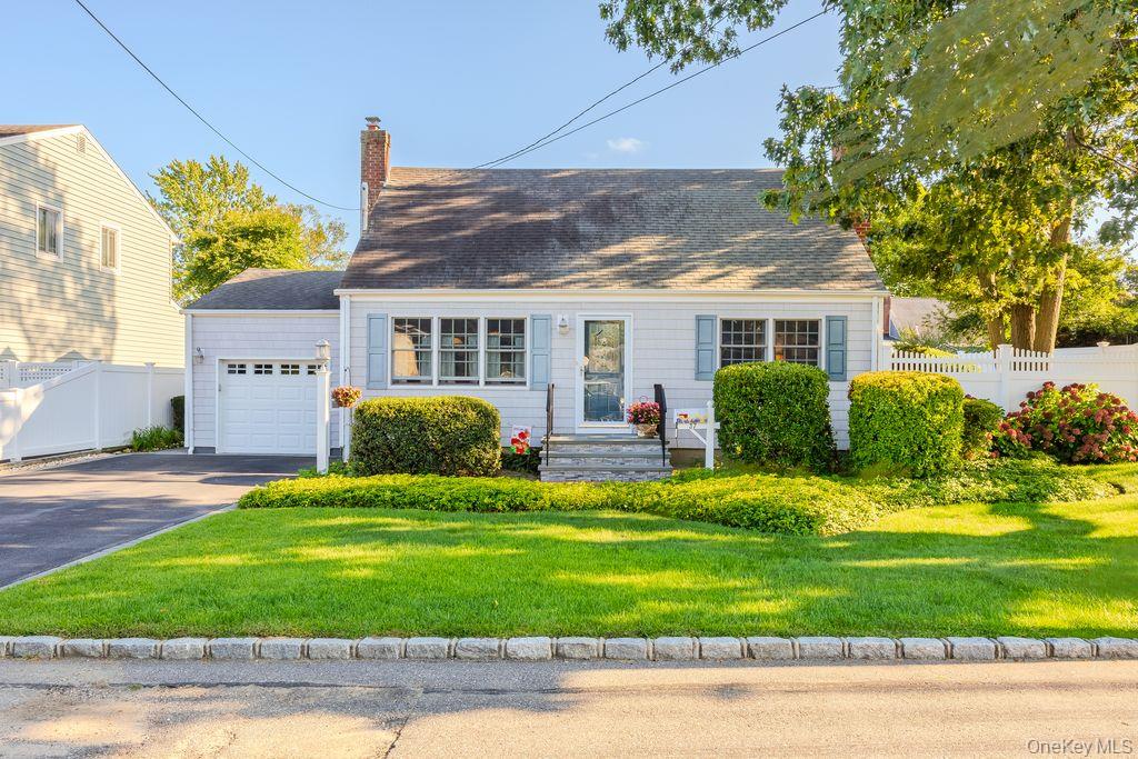 37 Newark Street, Lindenhurst, NY 11757