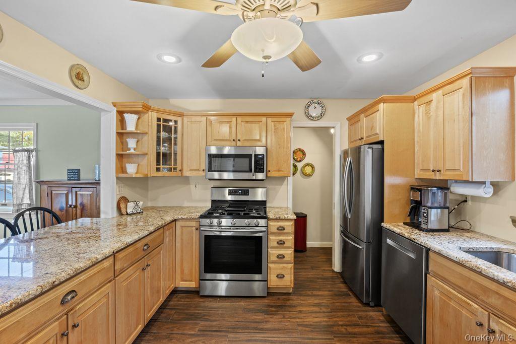 37 Newark Street, Lindenhurst, NY 11757