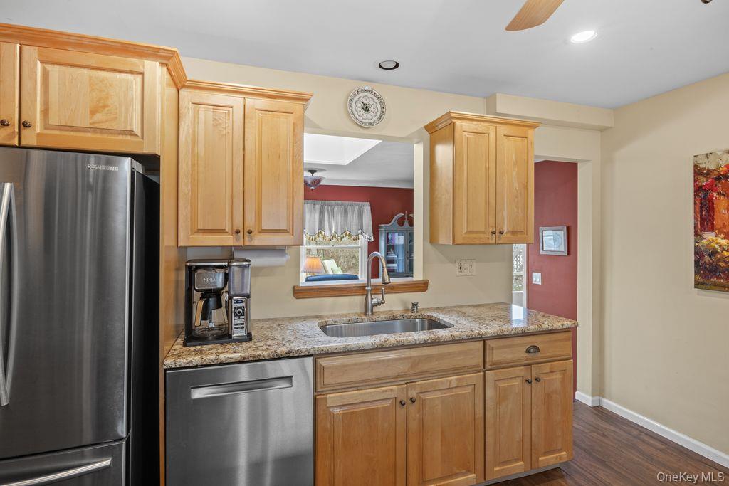 37 Newark Street, Lindenhurst, NY 11757