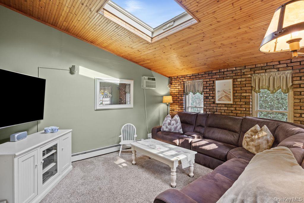 37 Newark Street, Lindenhurst, NY 11757