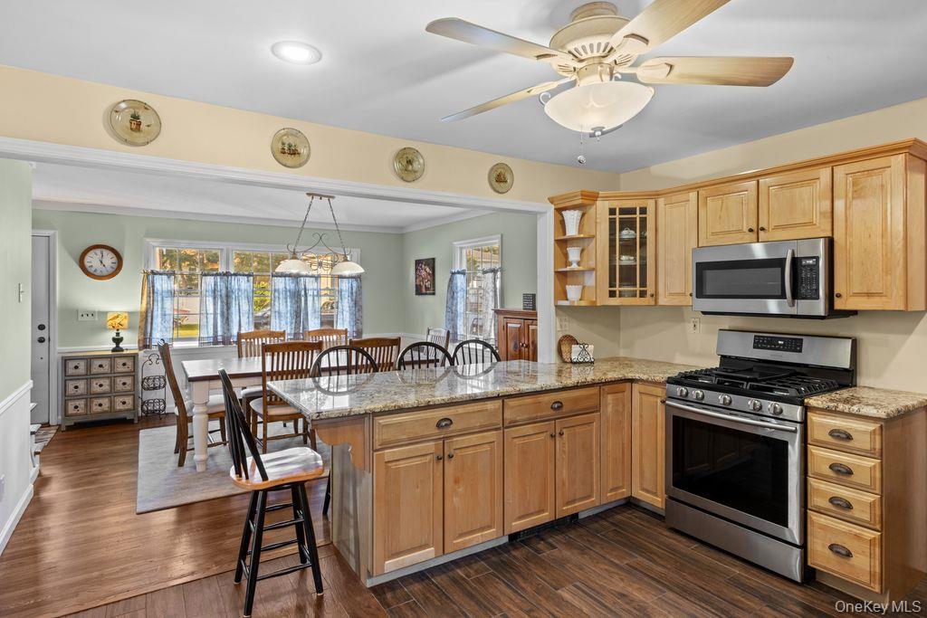 37 Newark Street, Lindenhurst, NY 11757