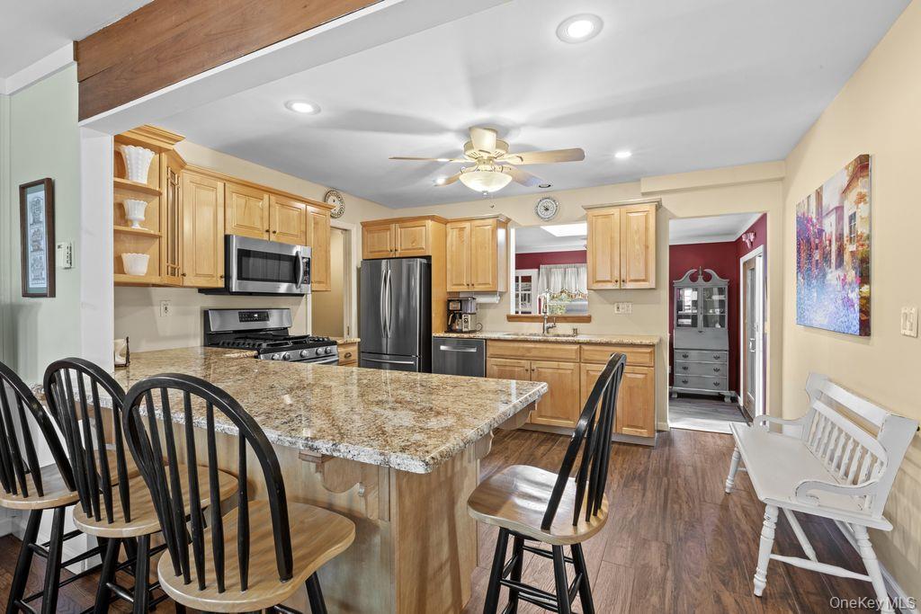 37 Newark Street, Lindenhurst, NY 11757