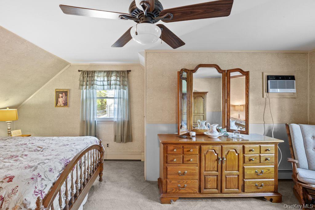 37 Newark Street, Lindenhurst, NY 11757