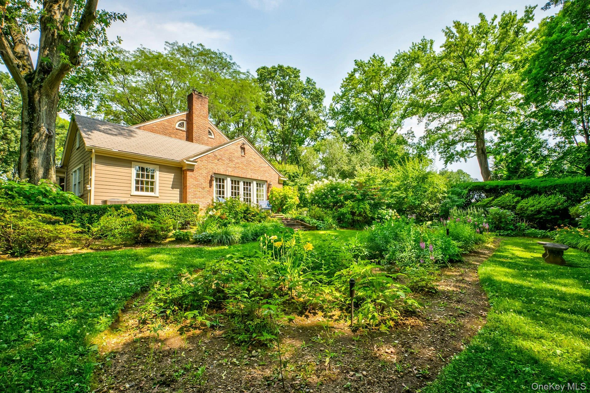 11 Middle Road, Sands Point, NY 11050