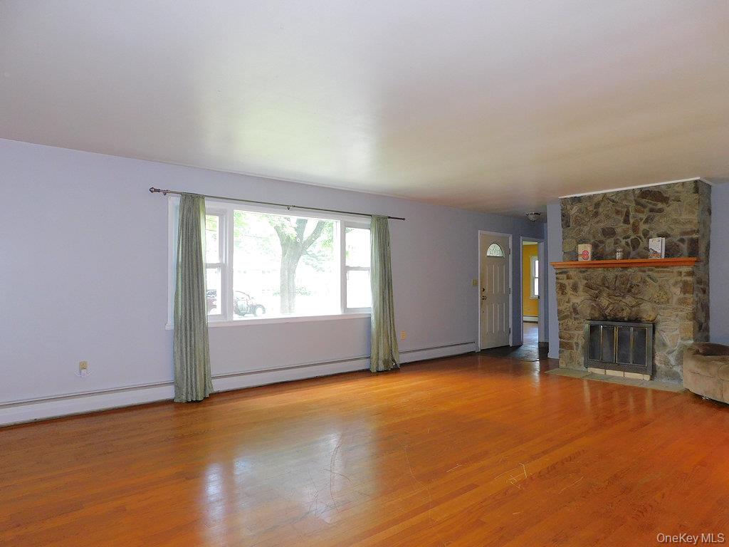 16 Old Farms Rd, Poughkeepsie, NY 12603