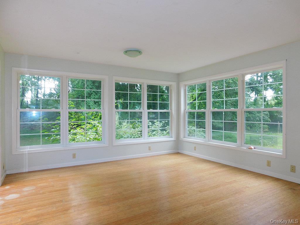 16 Old Farms Rd, Poughkeepsie, NY 12603