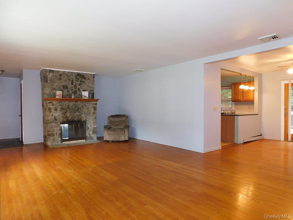 16 Old Farms Rd, Poughkeepsie, NY 12603