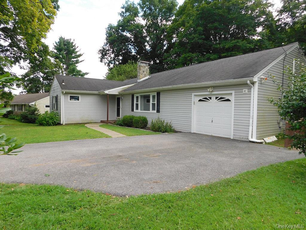 16 Old Farms Rd, Poughkeepsie, NY 12603