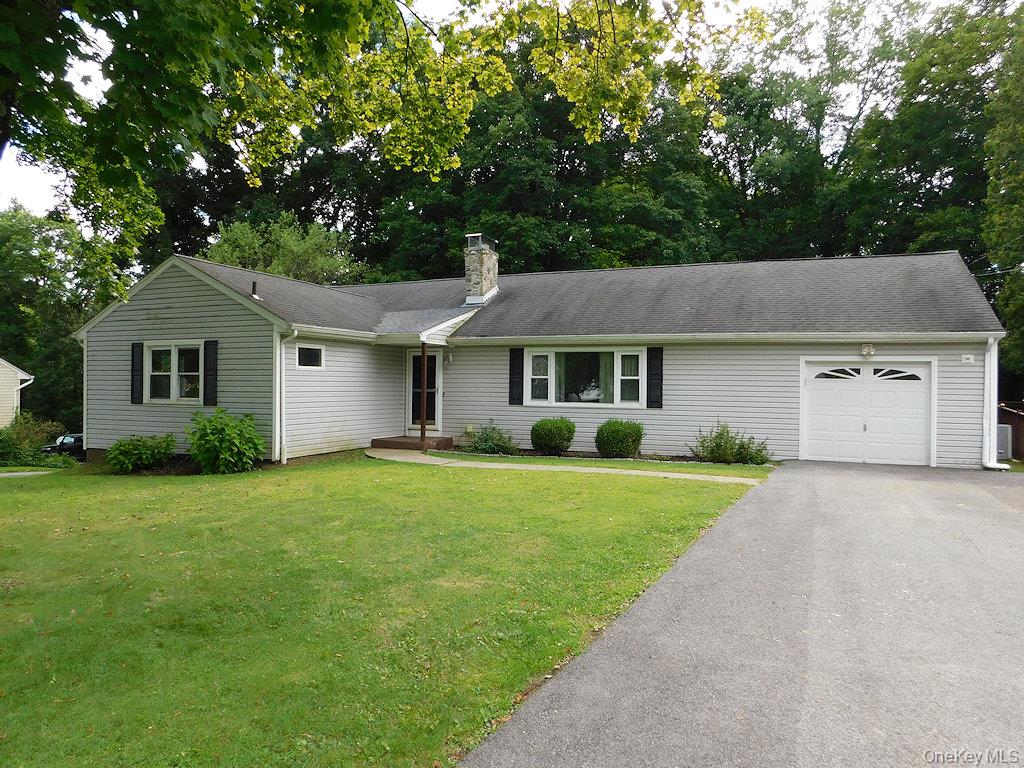 16 Old Farms Rd, Poughkeepsie, NY 12603