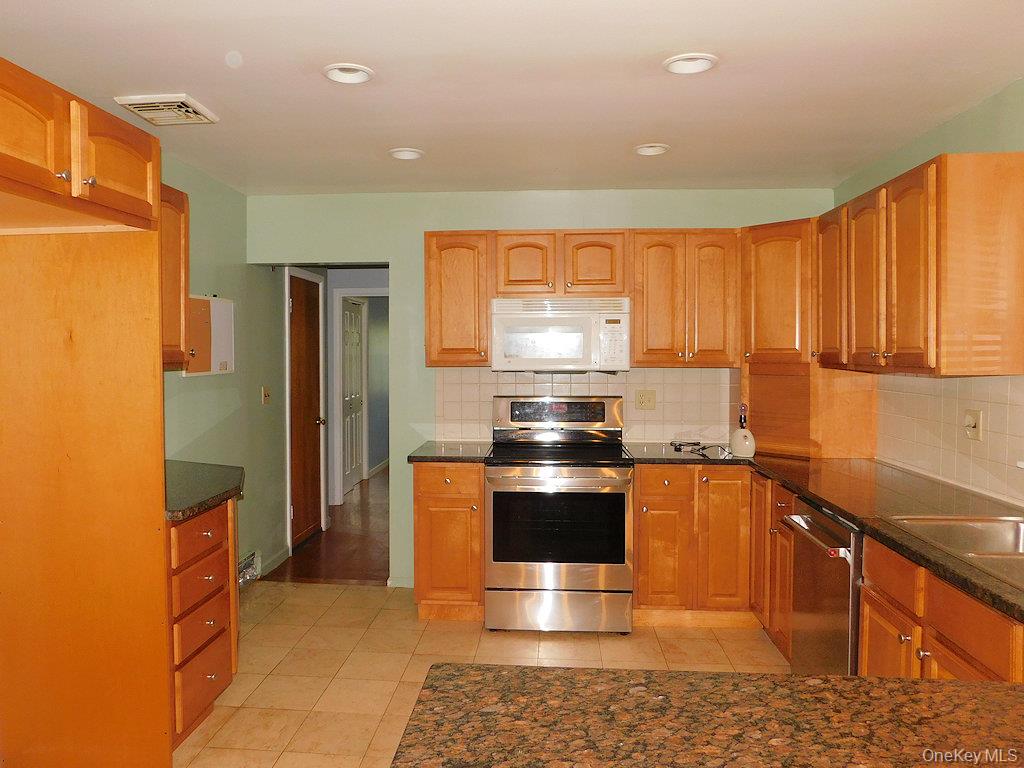 16 Old Farms Rd, Poughkeepsie, NY 12603