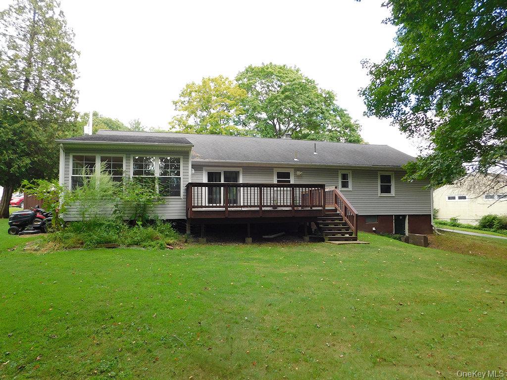 16 Old Farms Rd, Poughkeepsie, NY 12603