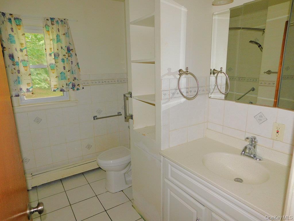 16 Old Farms Rd, Poughkeepsie, NY 12603