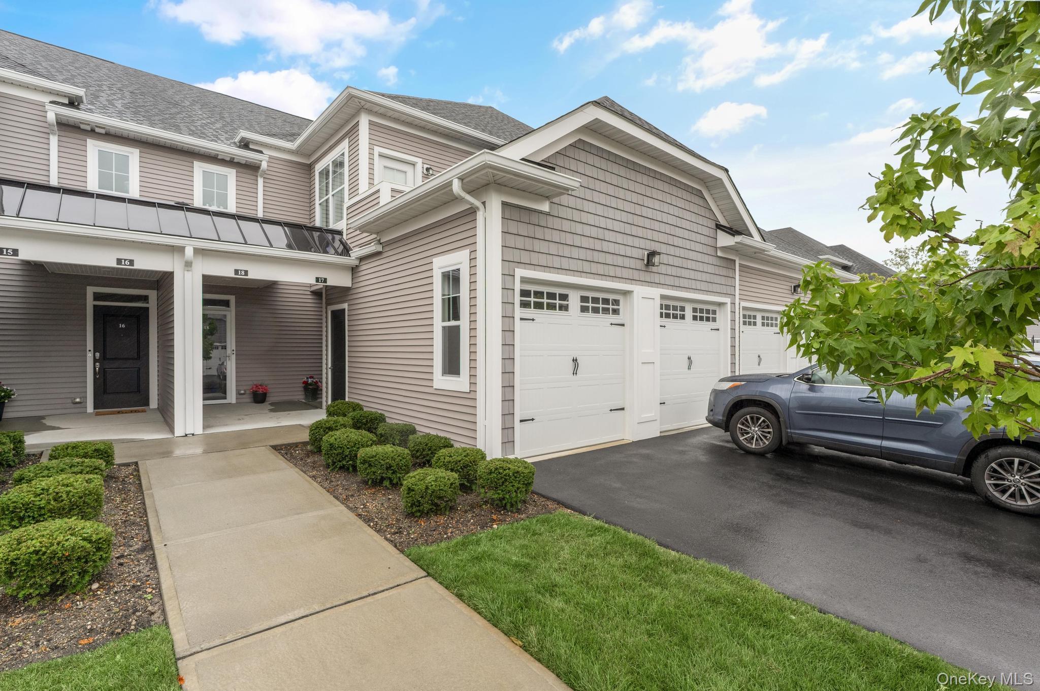 17 Seasons Way # 17, Dix Hills, NY 11746