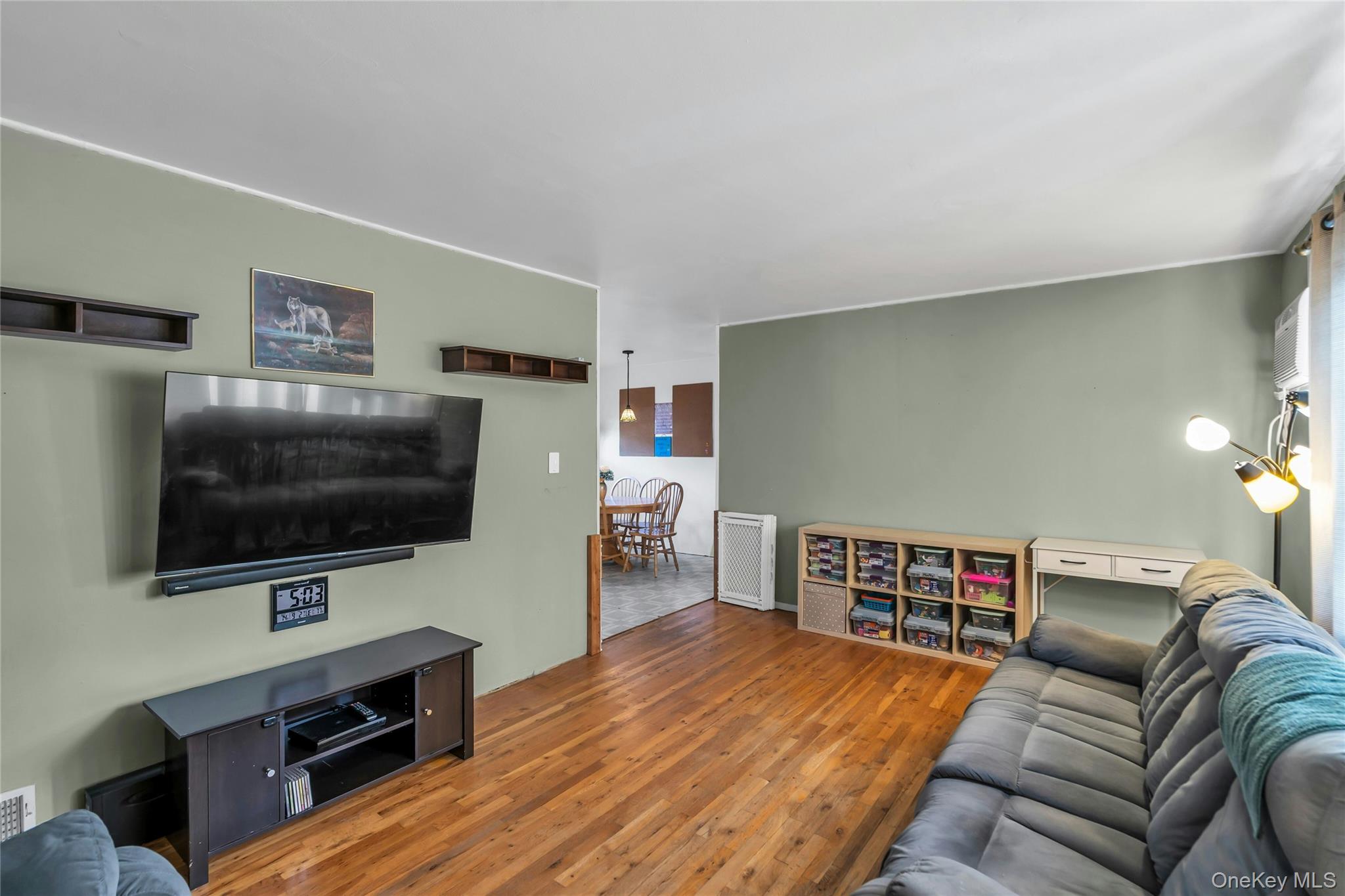 28 Lillian Lane, Plainview, NY 11803