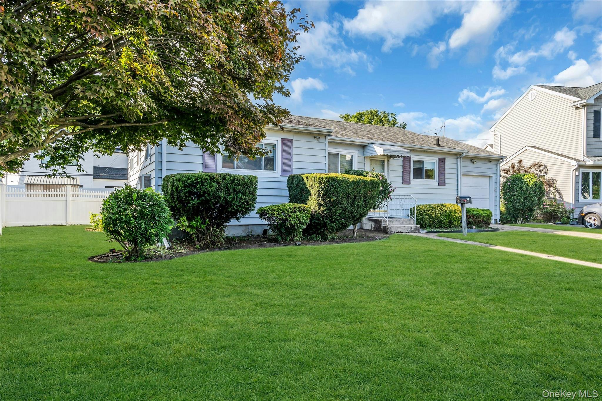 28 Lillian Lane, Plainview, NY 11803