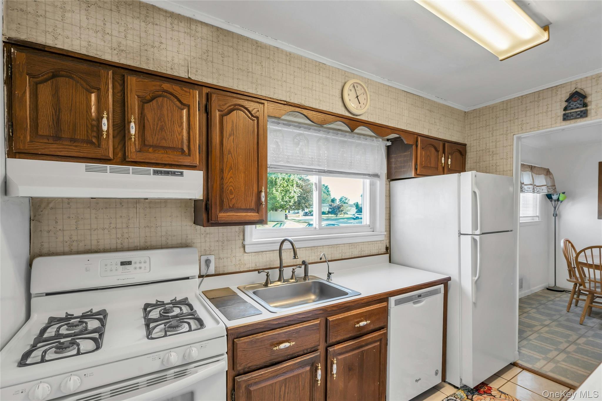 28 Lillian Lane, Plainview, NY 11803