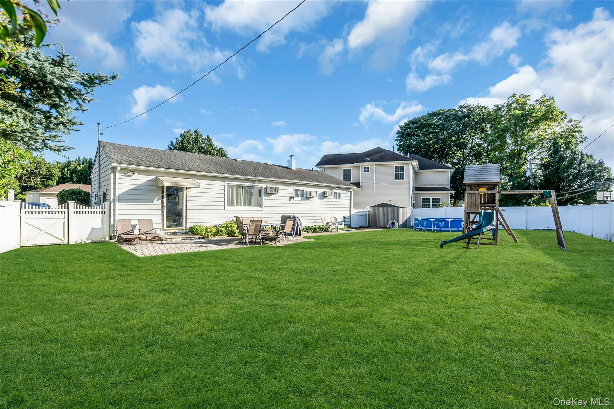 28 Lillian Lane, Plainview, NY 11803