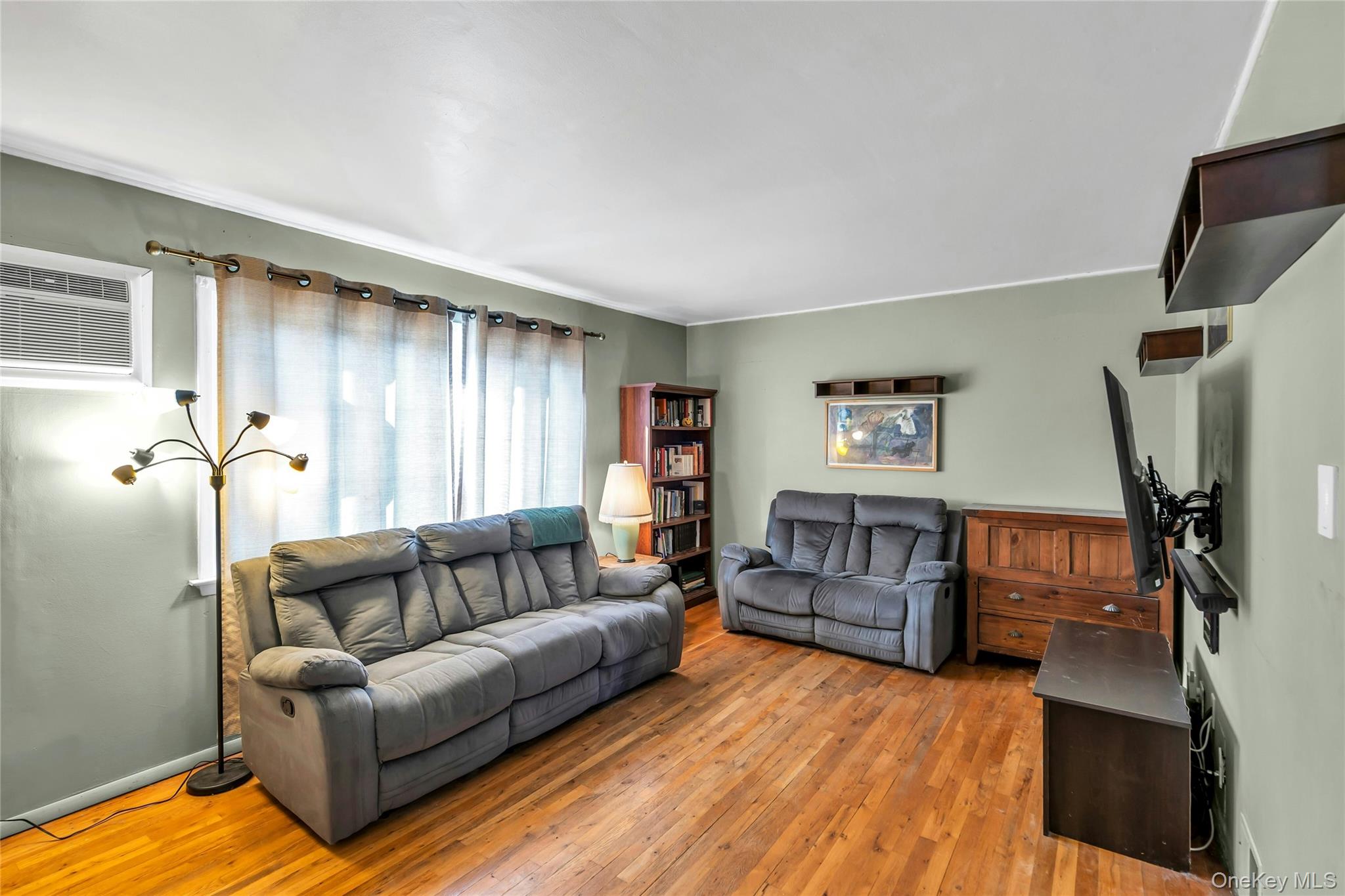 28 Lillian Lane, Plainview, NY 11803