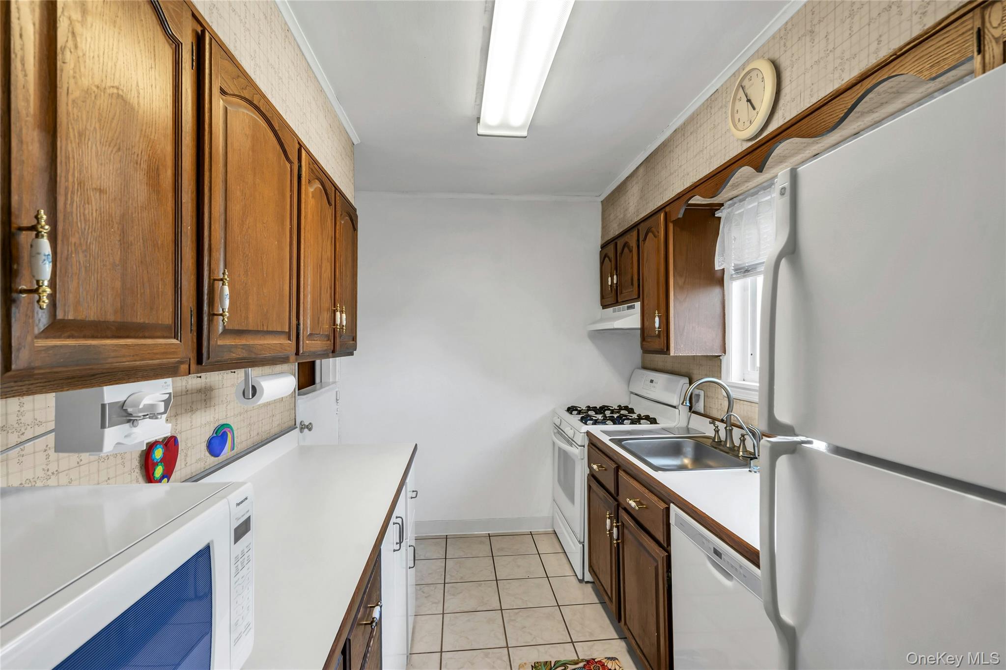 28 Lillian Lane, Plainview, NY 11803