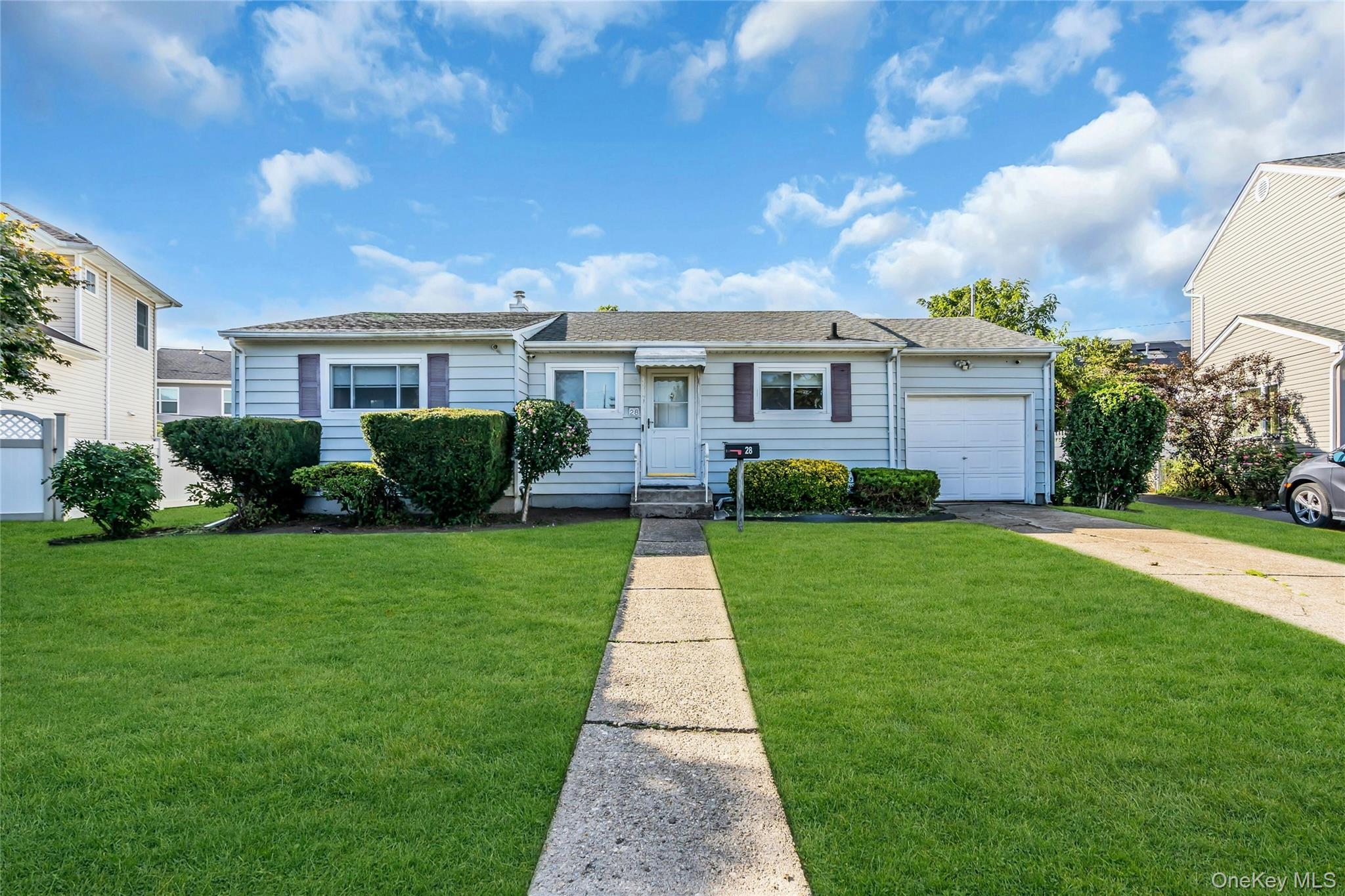 28 Lillian Lane, Plainview, NY 11803