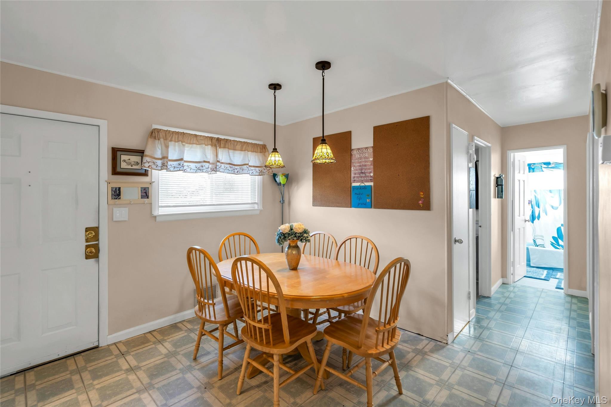 28 Lillian Lane, Plainview, NY 11803