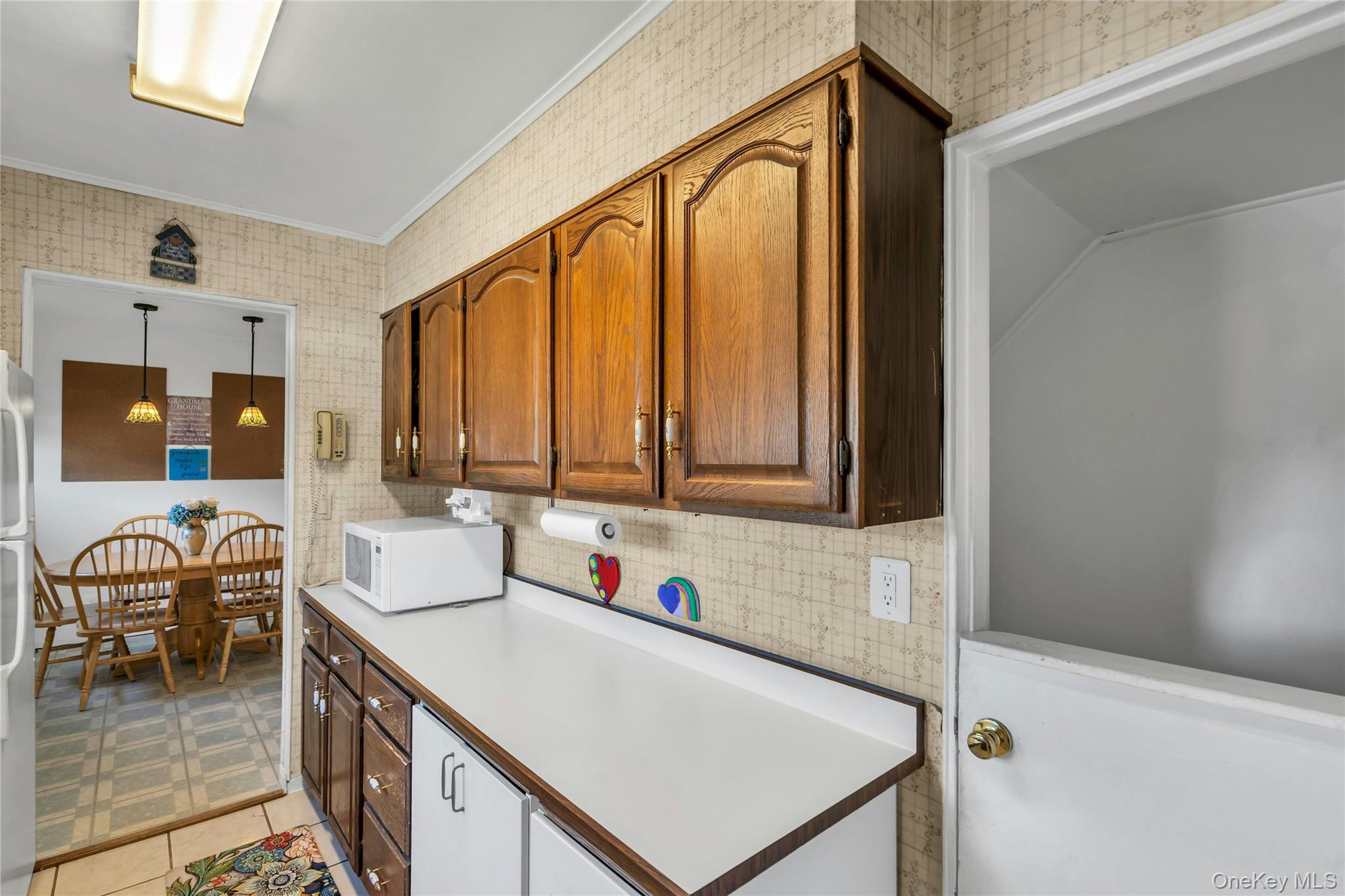 28 Lillian Lane, Plainview, NY 11803