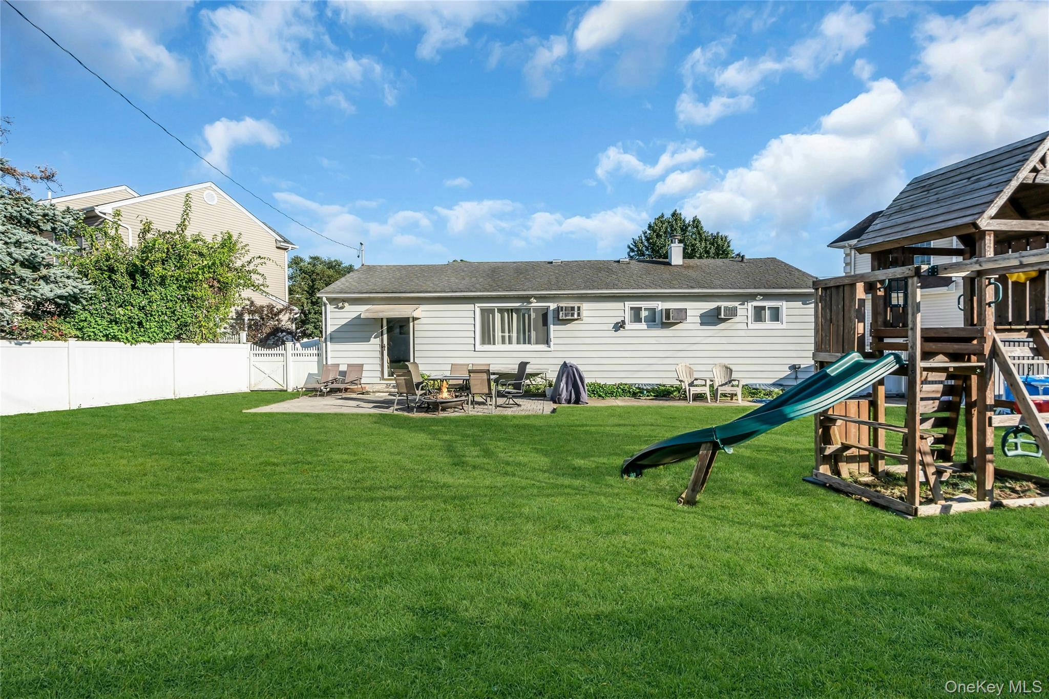 28 Lillian Lane, Plainview, NY 11803