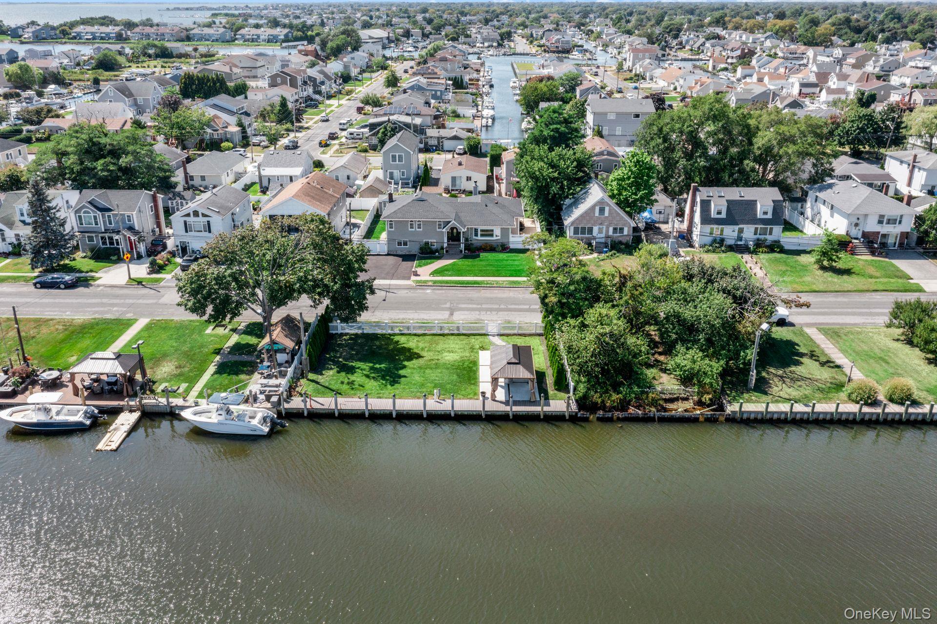 59 Western Concourse, Amity Harbor, NY 11701