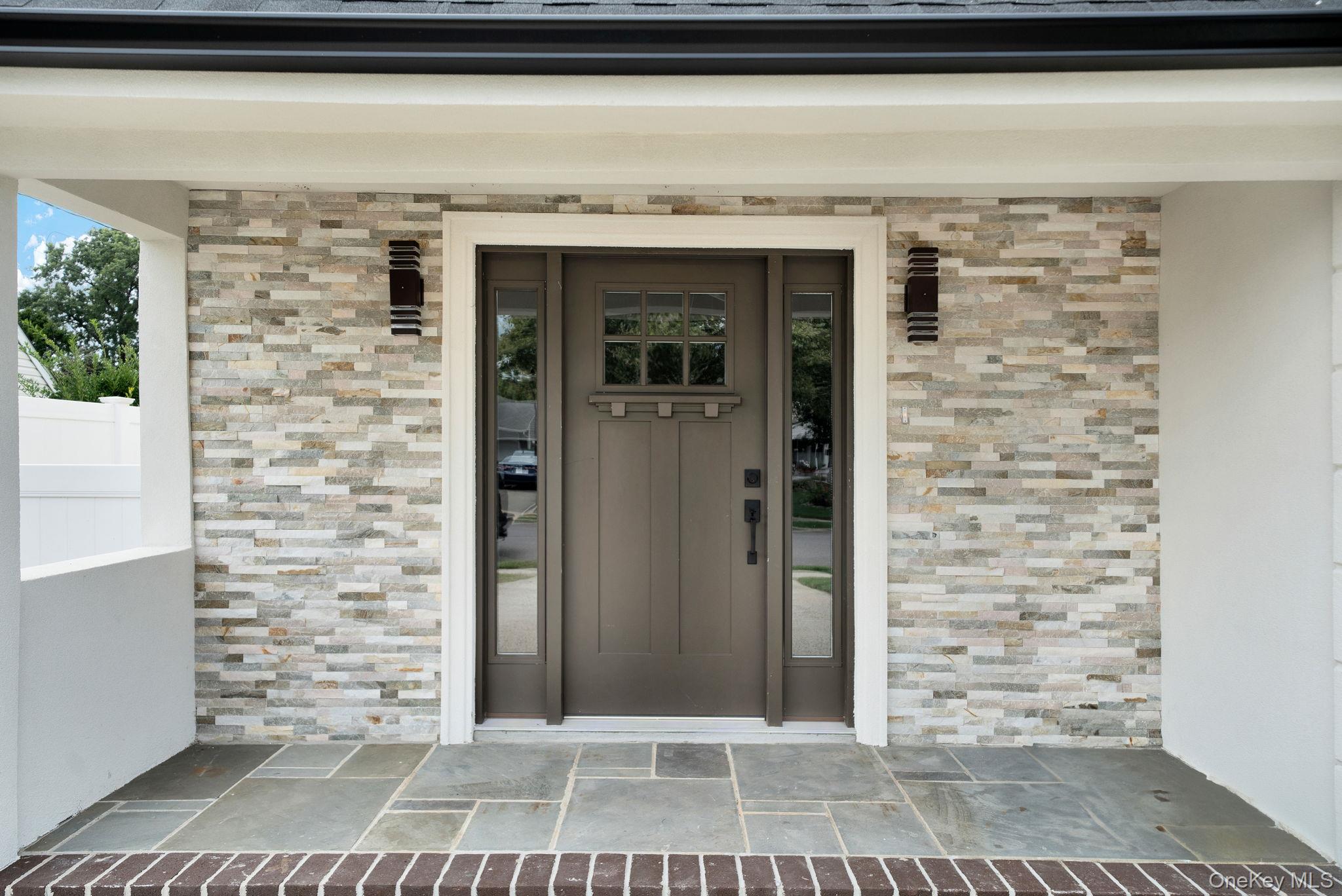 18 Mist Lane, Westbury, NY 11590