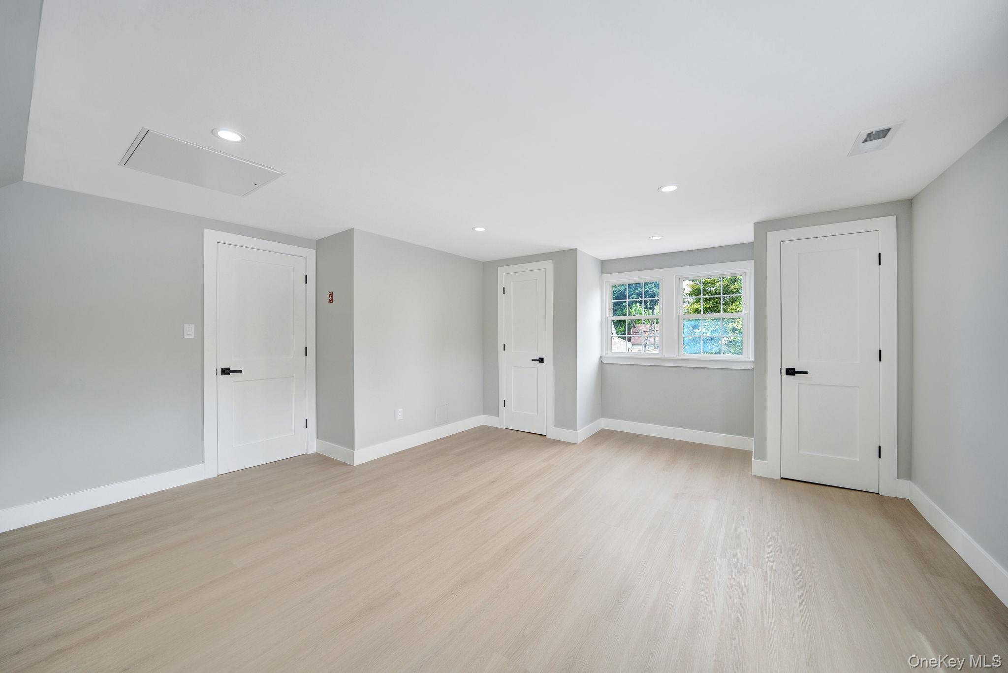 18 Mist Lane, Westbury, NY 11590