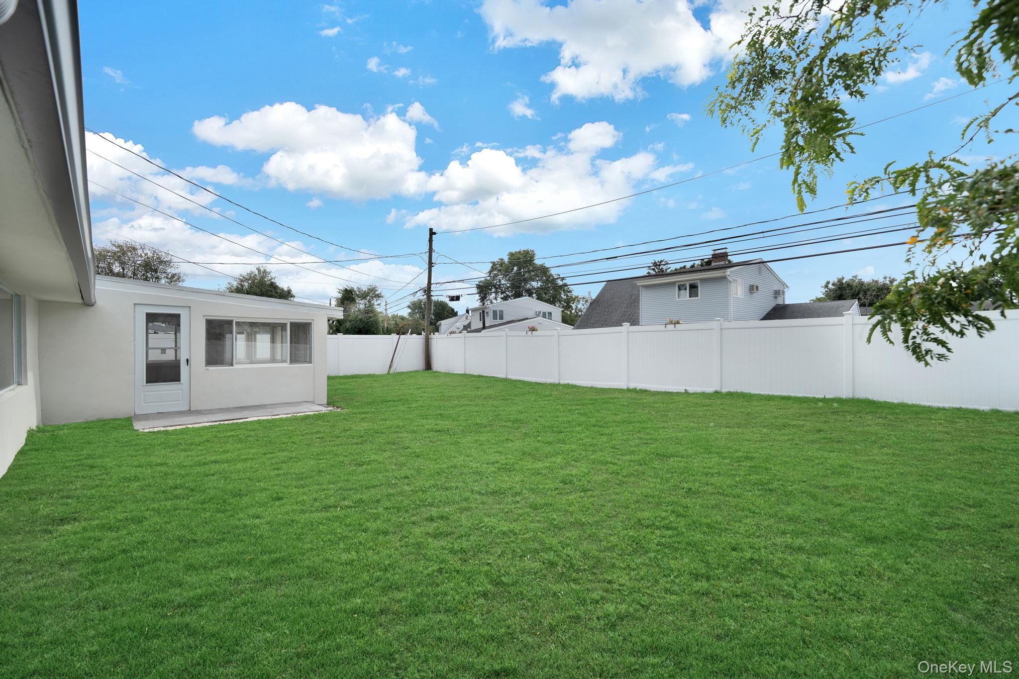 18 Mist Lane, Westbury, NY 11590