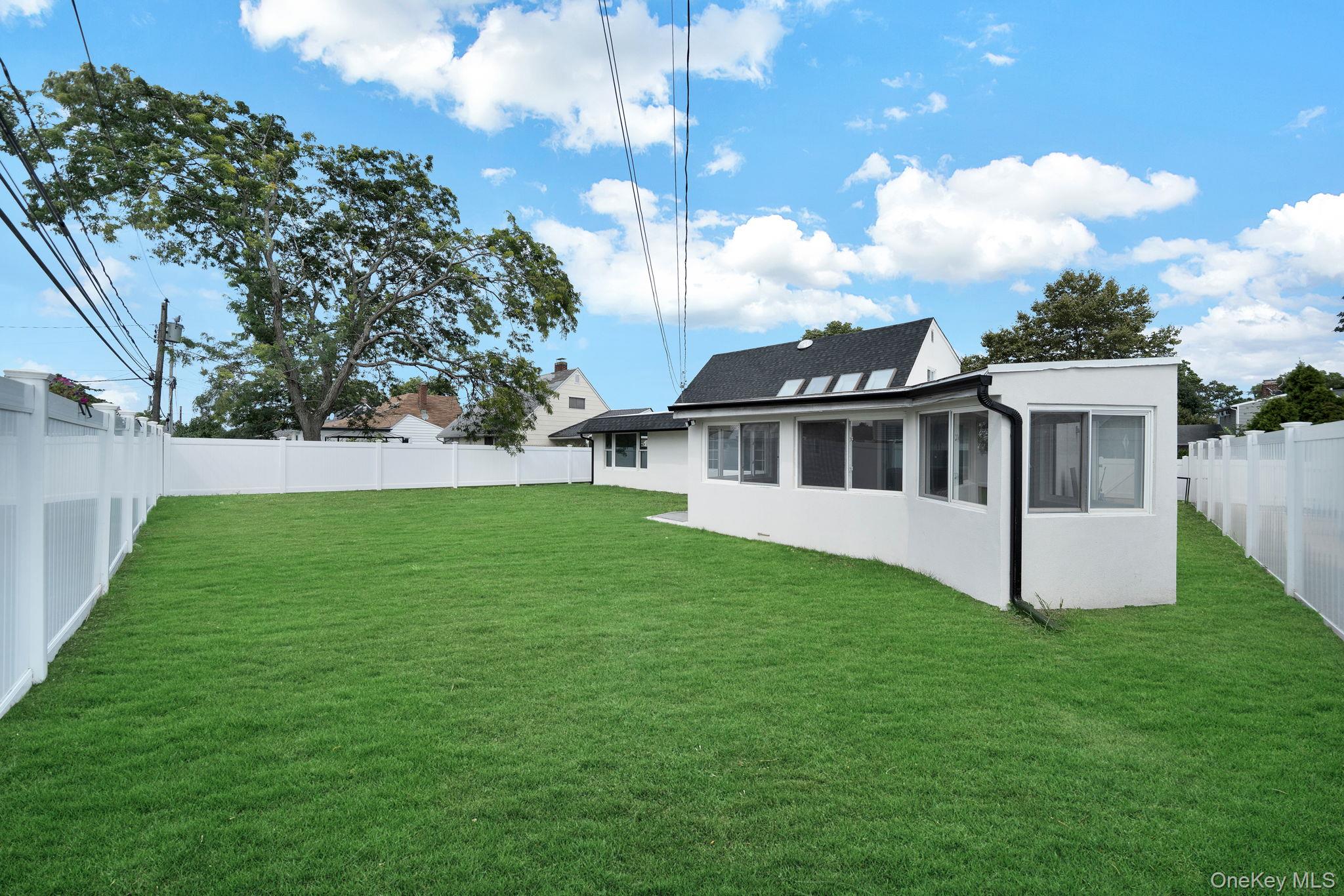 18 Mist Lane, Westbury, NY 11590