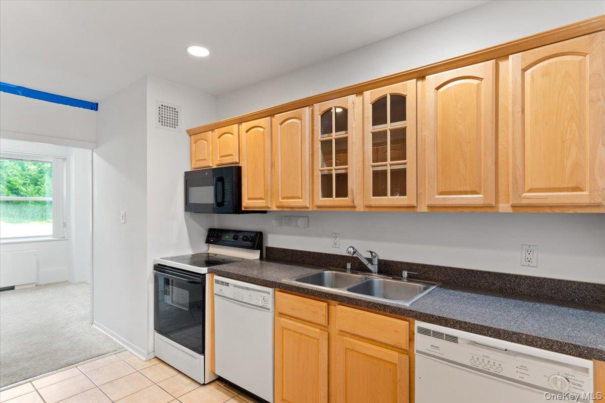 1 Kensington Gate # 112, Great Neck, NY 11023