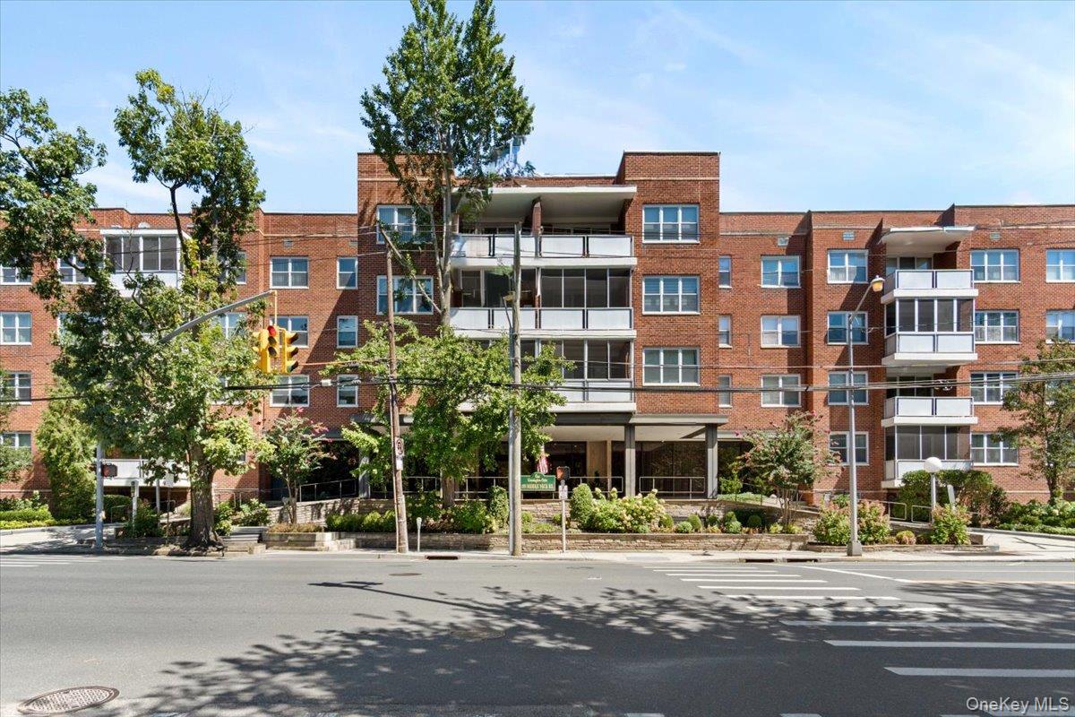 1 Kensington Gate # 112, Great Neck, NY 11023