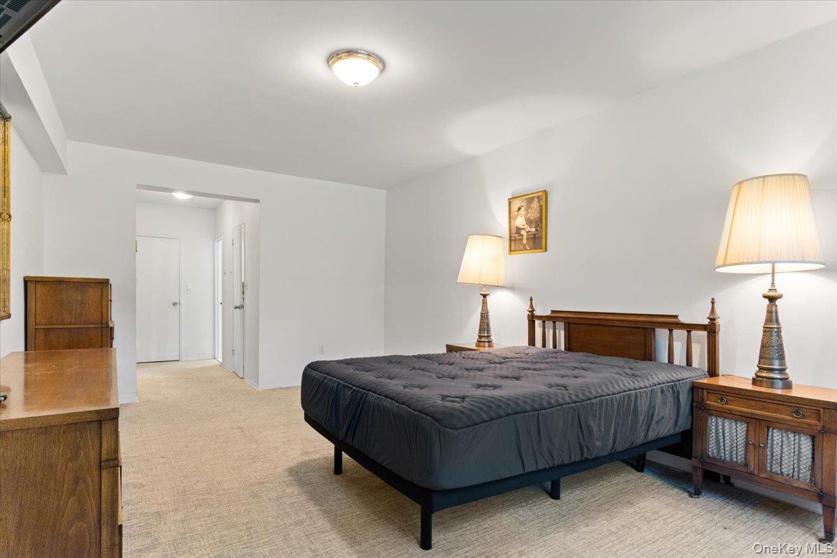 1 Kensington Gate # 112, Great Neck, NY 11023