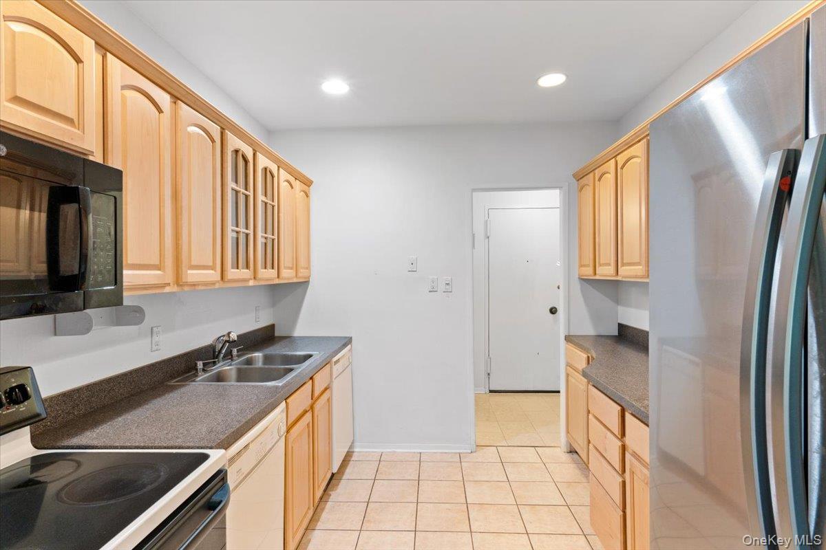 1 Kensington Gate # 112, Great Neck, NY 11023