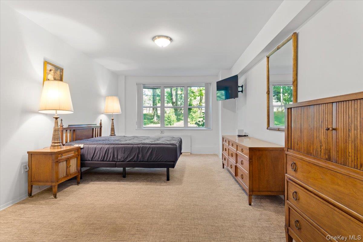 1 Kensington Gate # 112, Great Neck, NY 11023