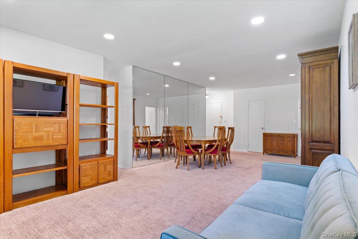 1 Kensington Gate # 112, Great Neck, NY 11023