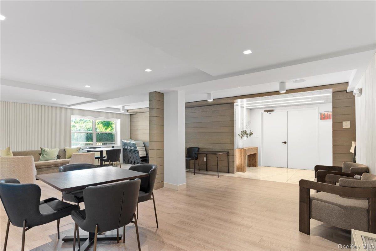 1 Kensington Gate # 112, Great Neck, NY 11023