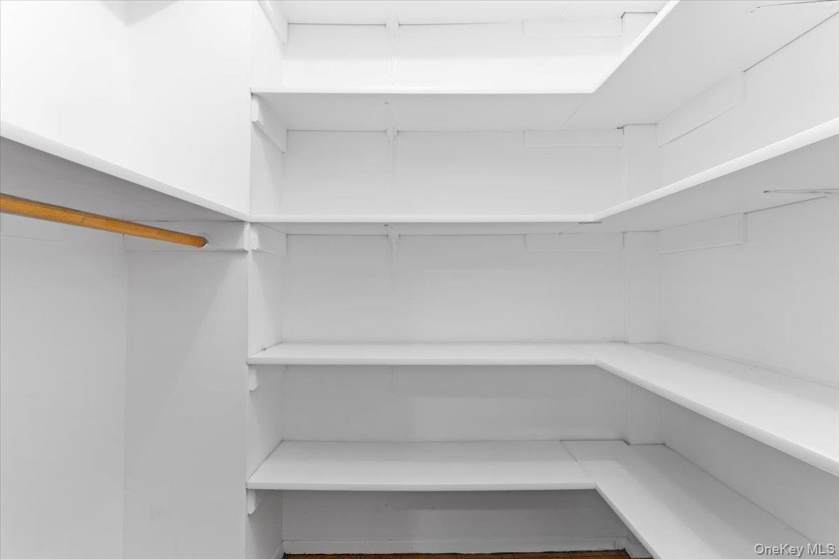 1 Kensington Gate # 112, Great Neck, NY 11023