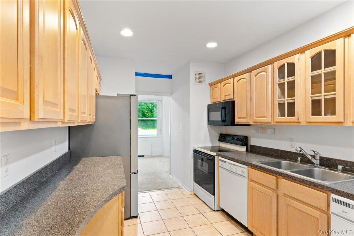 1 Kensington Gate # 112, Great Neck, NY 11023