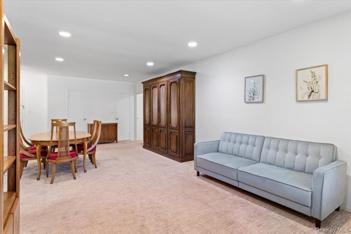 1 Kensington Gate # 112, Great Neck, NY 11023