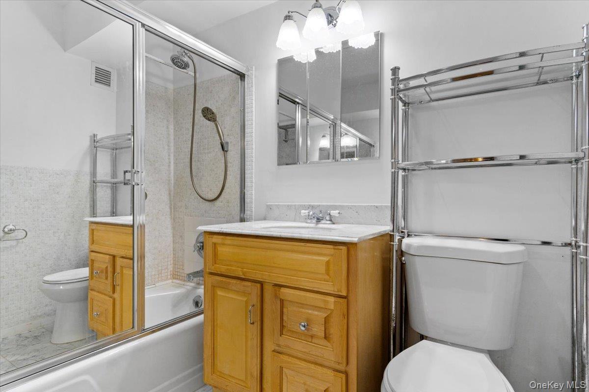 1 Kensington Gate # 112, Great Neck, NY 11023