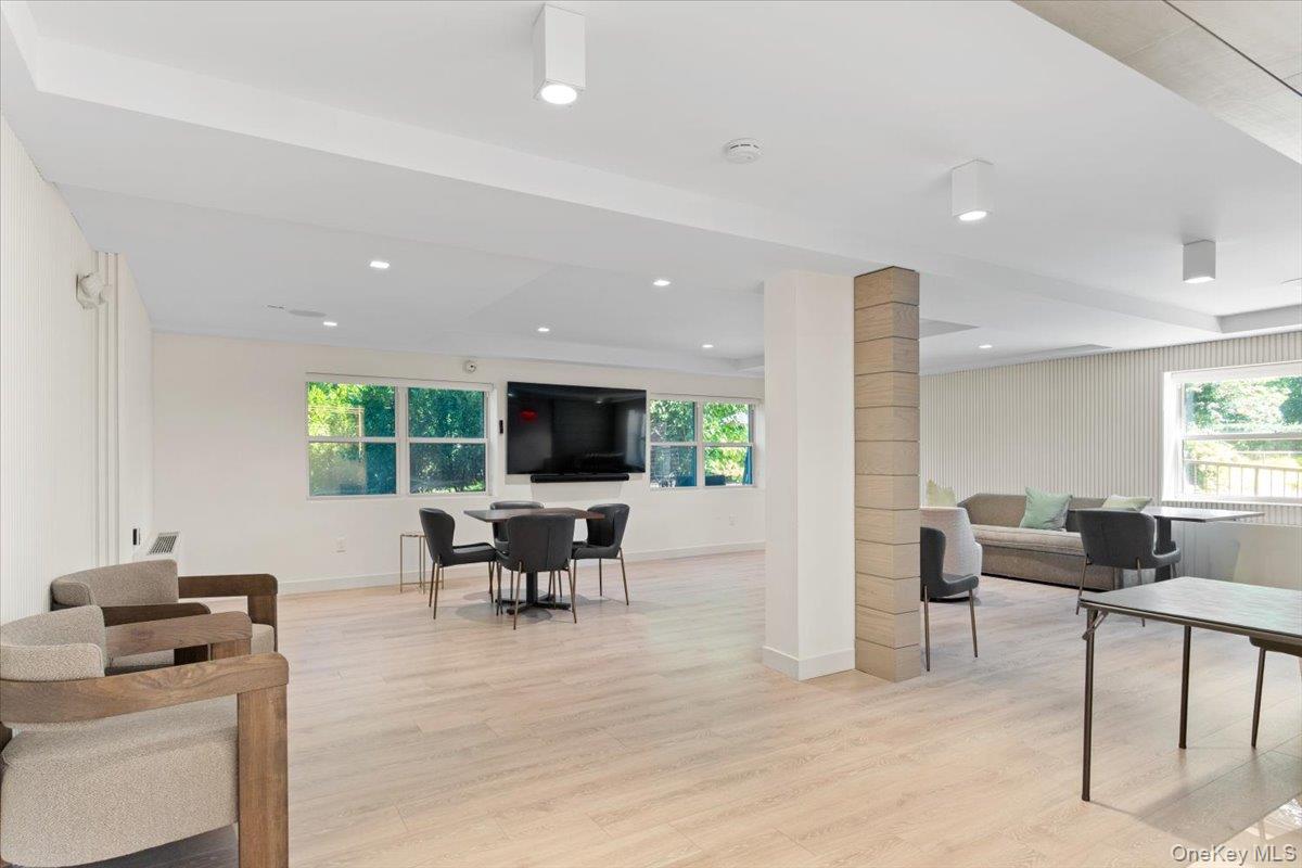 1 Kensington Gate # 112, Great Neck, NY 11023