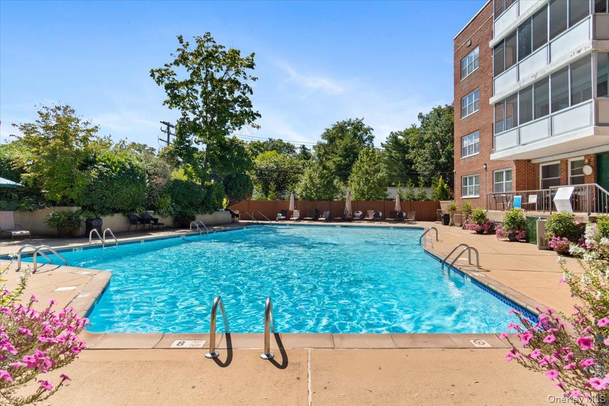 1 Kensington Gate # 112, Great Neck, NY 11023