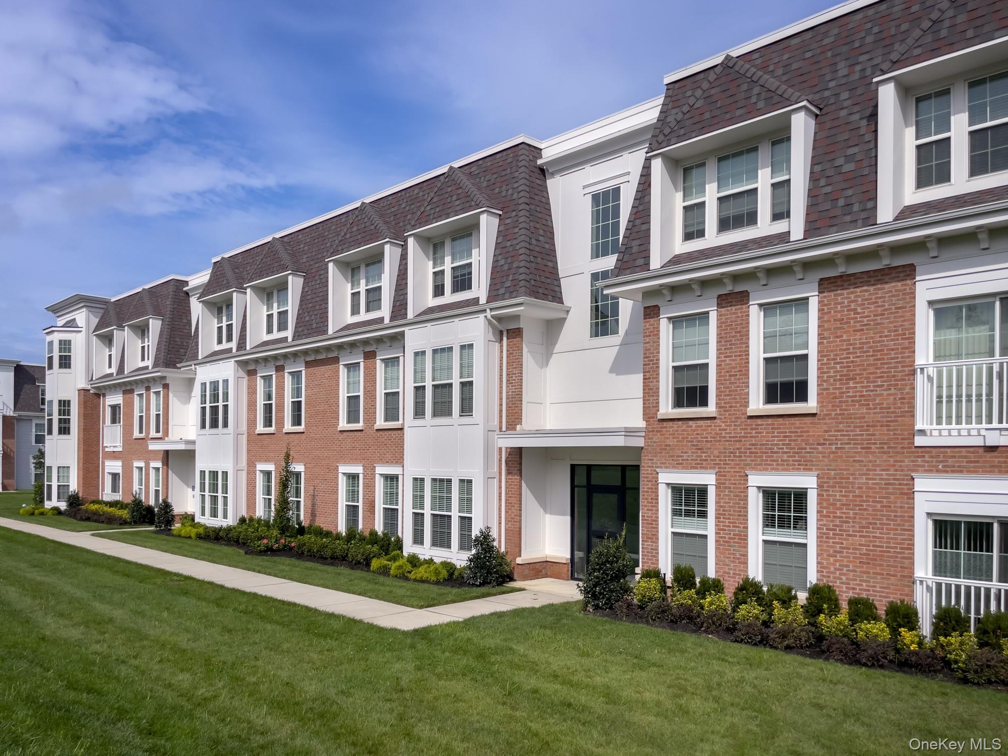 75 Circle Drive # 80-105, Central Islip, NY 11722