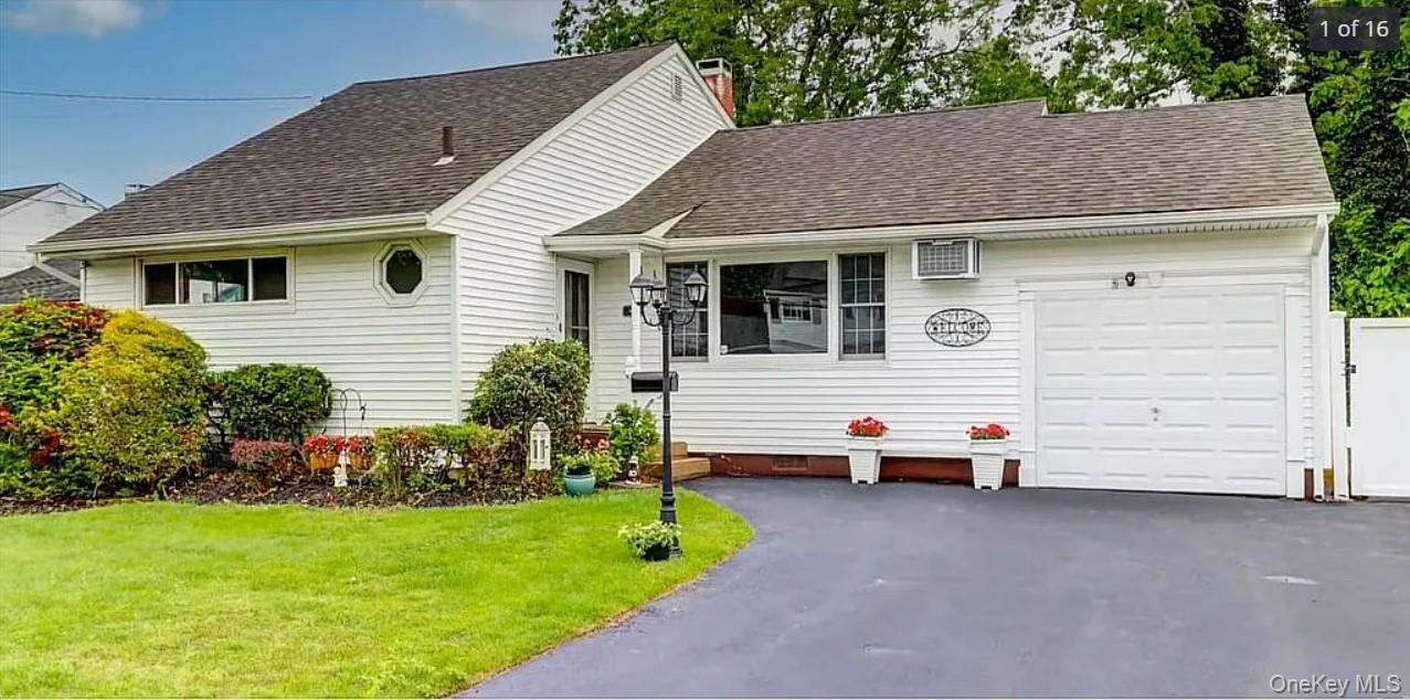 4 THOMAS Drive, North Babylon, NY 11703