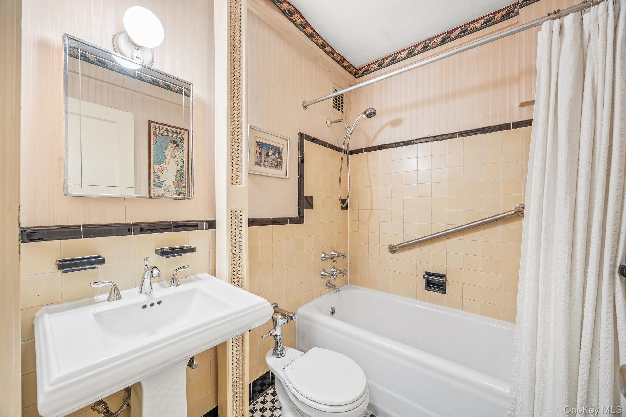 20 continental Avenue # 2R, Forest Hills, NY 11375