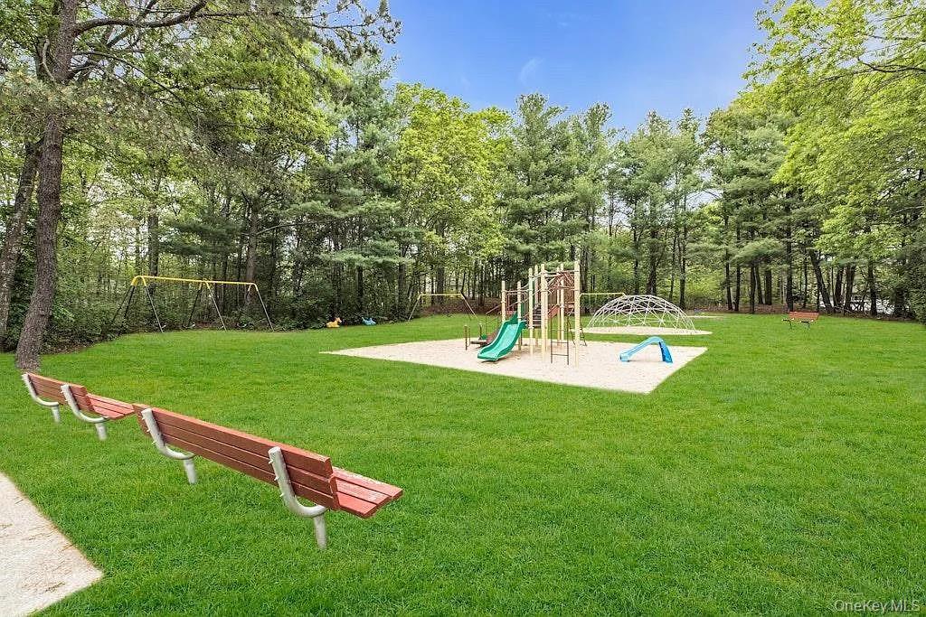 14 Franklin Commons, Yaphank, NY 11980