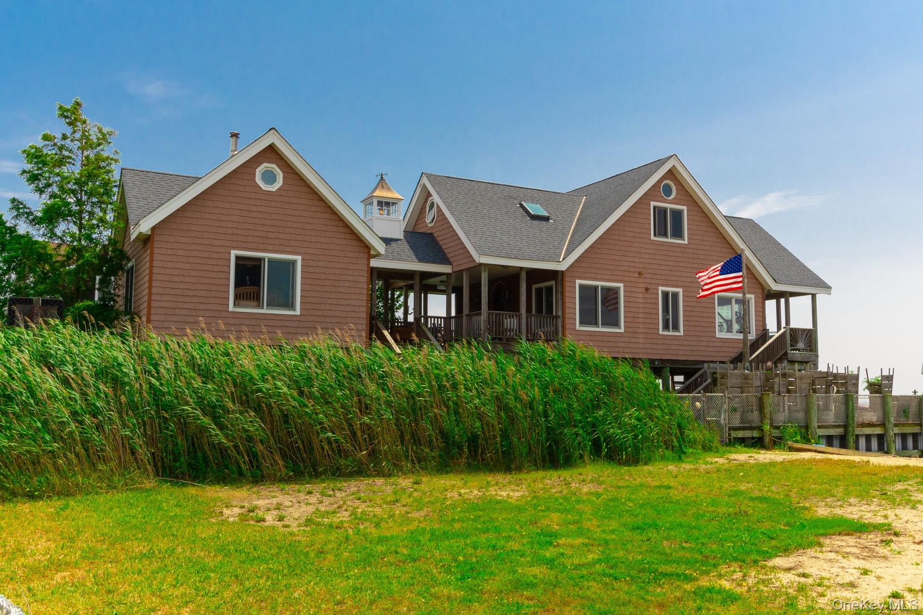 49 W Bayview Avenue W, Lindenhurst, NY 11757